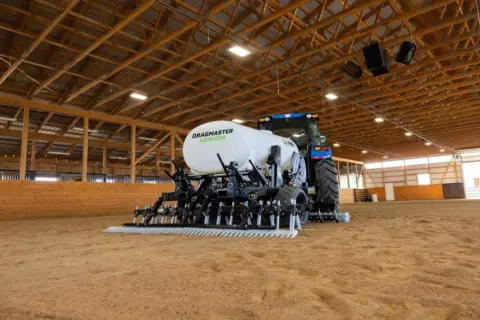 Dragmaster Horizon in an indoor arena